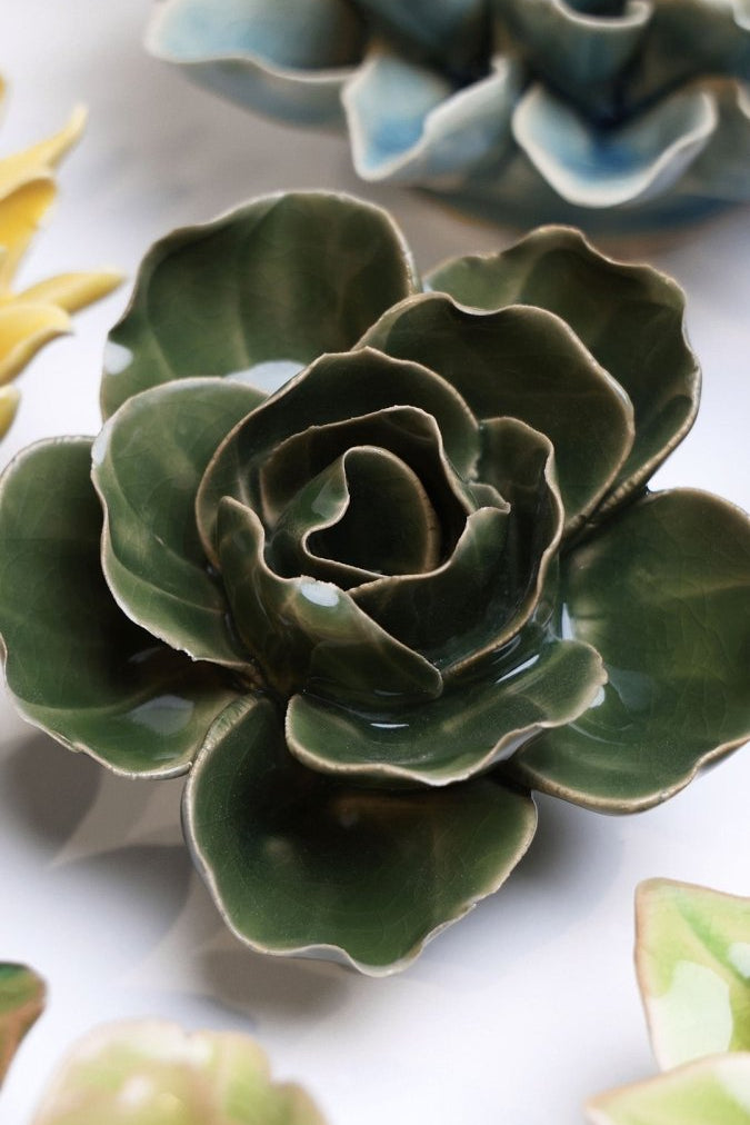 EG03 Fir Green Butterfly Ranunculus - Chive UK Wholesale