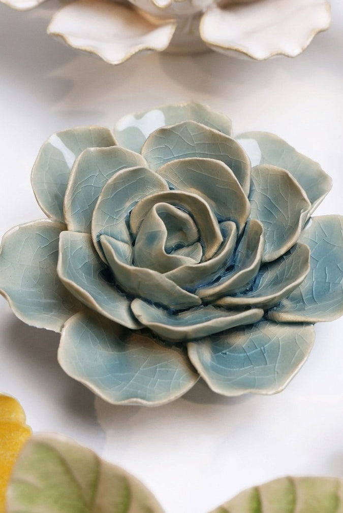 EG04 Powder Blue Amandine Ranunculus - Chive UK Wholesale