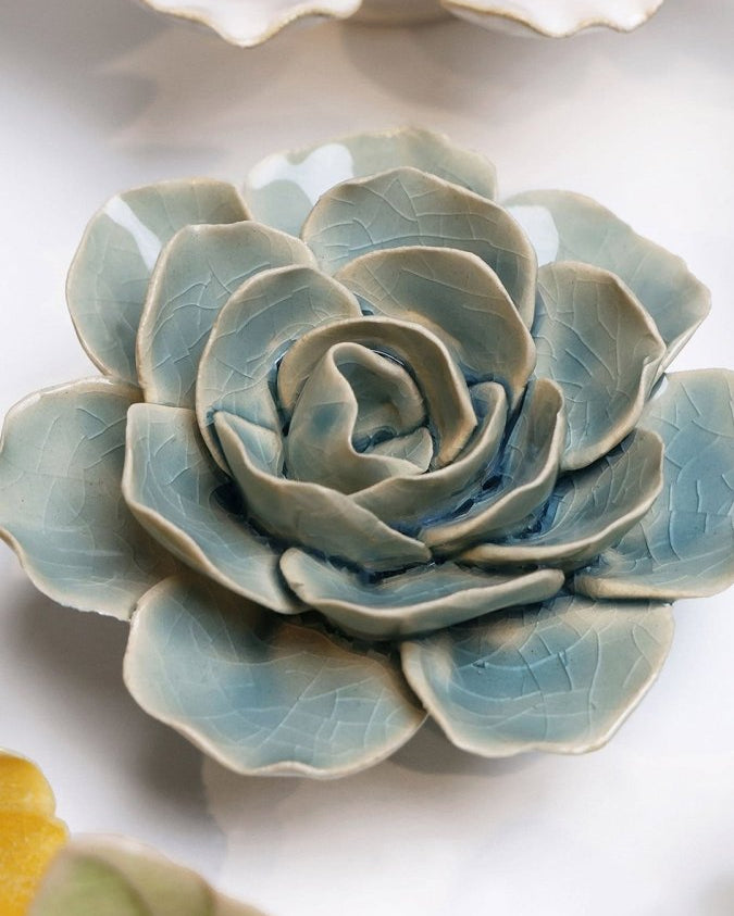 EG04 Powder Blue Amandine Ranunculus - Chive UK Wholesale