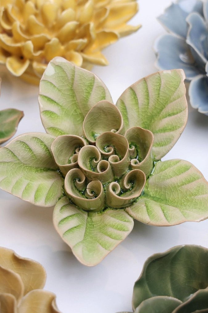 EG18 Peridot Green Maiden Lotus - Chive UK Wholesale