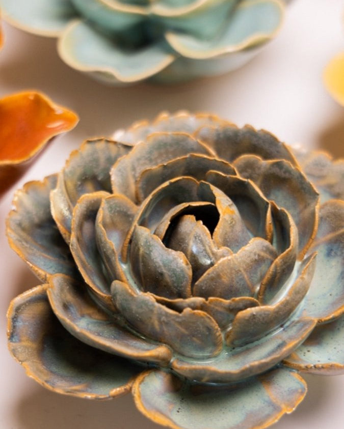 FR05 Pale Blue English Rose - Chive UK Wholesale