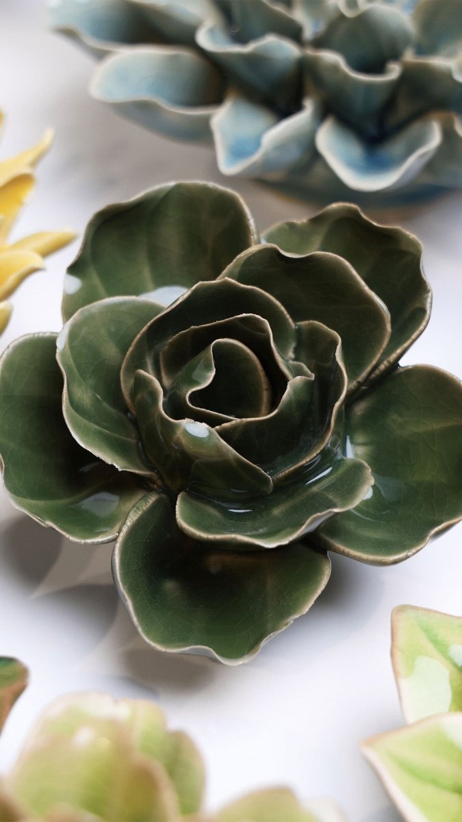 EG03 Fir Green Butterfly Ranunculus - Chive UK Wholesale