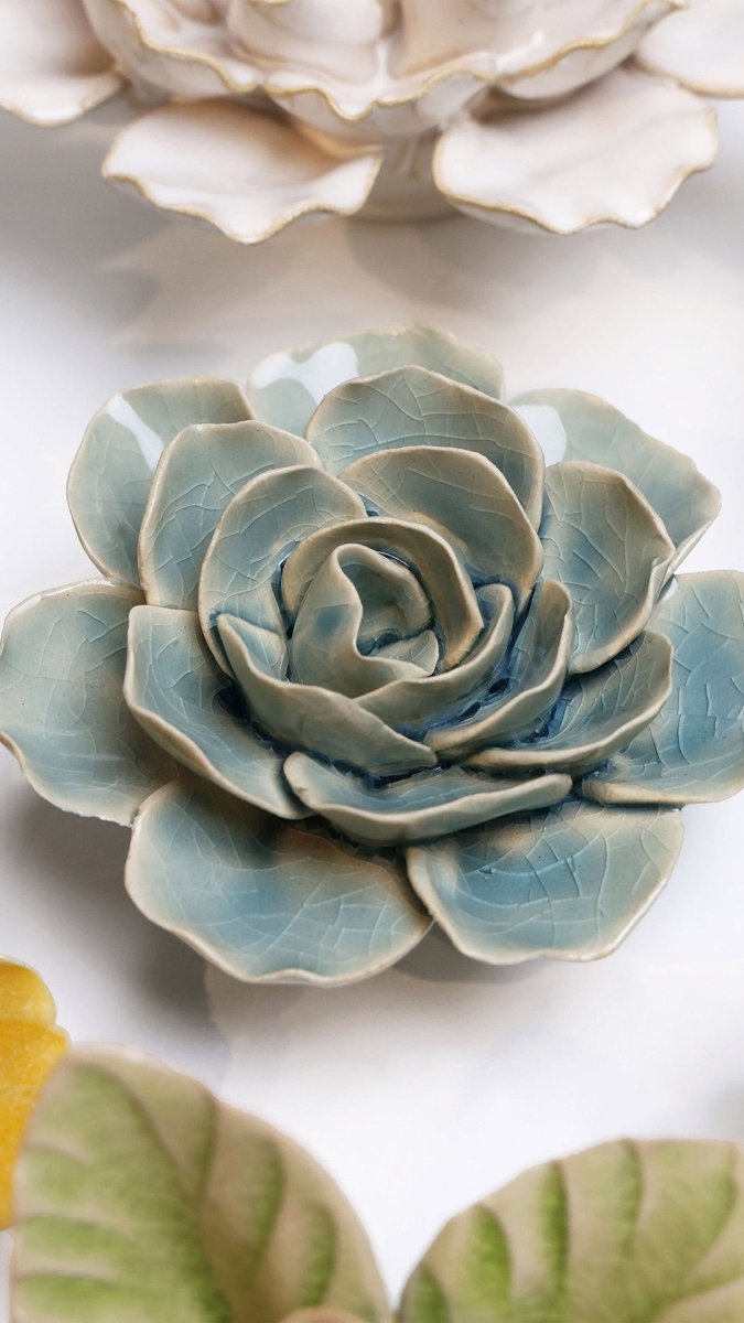EG04 Powder Blue Amandine Ranunculus - Chive UK Wholesale
