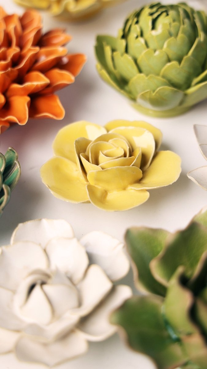 EG42 Buttercup Yellow Elegance Ranunculus - Chive UK Wholesale