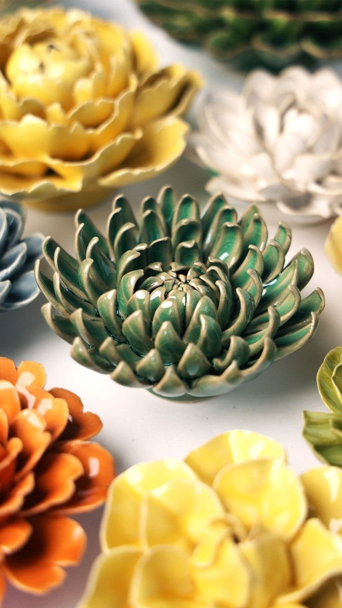 EG52 Jungle Green Pompom Mum - Chive UK Wholesale